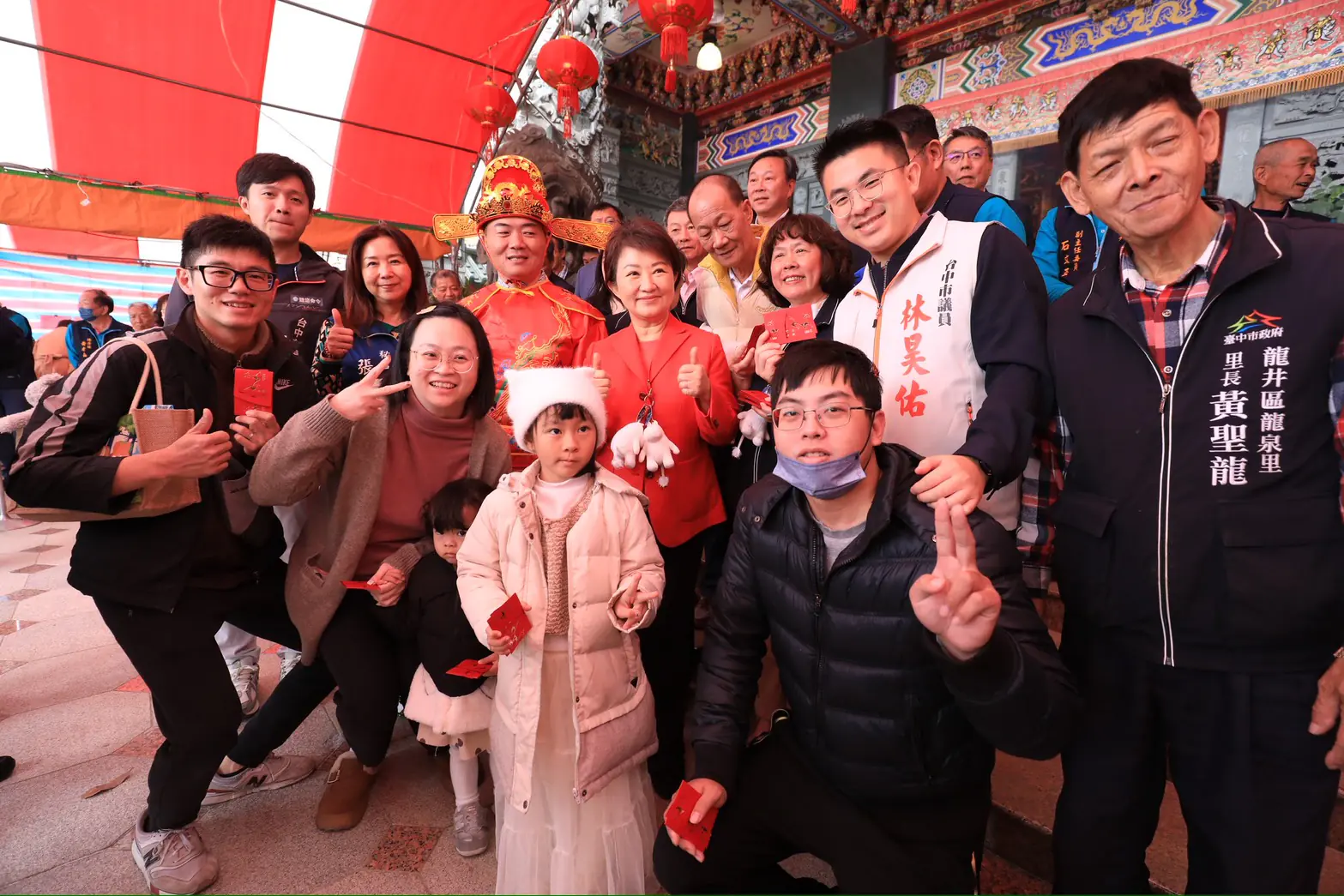 大年初一連訪四宮廟發「馬到金來」小紅包 盧市長:願國泰民安、市政昌隆 大年初一連訪四宮廟發「馬到金來」小紅包 盧市長:願國泰民安、市政昌隆