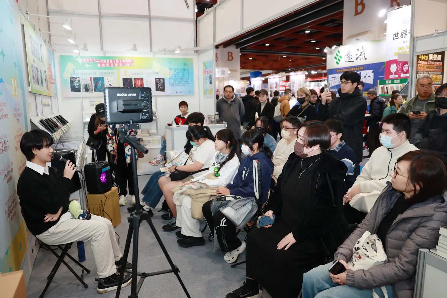 新銳作家渚央金句 作家如果不夠恨這個世界 沒辦法產生創作靈感 新銳作家渚央金句 作家如果不夠恨這個世界 沒辦法產生創作靈感