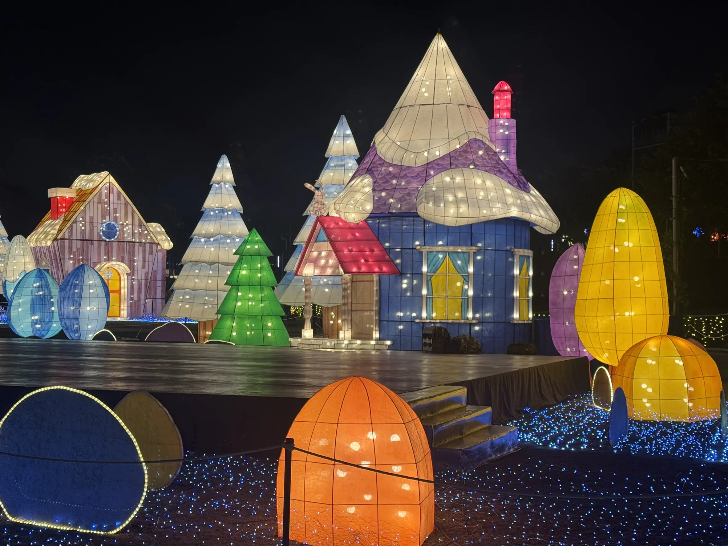 一秒飛歐洲!連假夢幻收尾 網上瘋傳:中台灣燈會「姆明谷」宛如歐洲童話小鎮 一秒飛歐洲!連假夢幻收尾 網上瘋傳:中台灣燈會「姆明谷」宛如歐洲童話小鎮