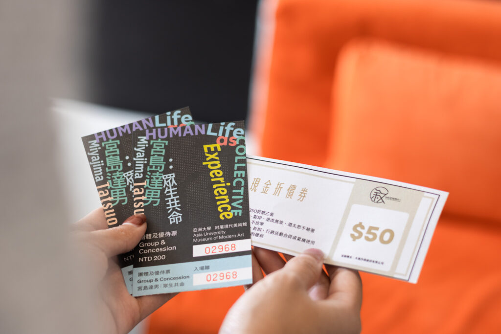 城市藝文輕旅行 台中大毅老爺行旅推【宮島達男:藝「數」之夜】專案 26 %E3%80%90%E5%AE%AE%E5%B3%B6%E9%81%94%E7%94%B7%EF%BC%9A%E8%97%9D%E3%80%8C%E6%95%B8%E3%80%8D%E4%B9%8B%E5%A4%9C%E3%80%91%E4%BD%8F%E6%88%BF%E5%B0%88%E6%A1%88%EF%BC%8C%E5%85%A7%E5%90%AB%E3%80%8A%E7%9C%BE%E7%94%9F%E5%85%B1%E5%91%BD%EF%BC%9A%E5%AE%AE%E5%B3%B6%E9%81%94%E7%94%B7%E3%80%8B%E5%B1%95%E8%A6%BD%E9%96%80%E7%A5%A8%EF%BC%8C%E5%8F%A6%E5%8A%A0%E8%B4%88%E7%BE%8E%E8%A1%93%E9%A4%A8%E5%85%A7%E3%80%8C%E6%95%98%E5%92%96%E5%95%A1%E3%80%8D50 %E5%85%83%E6%8A%98%E5%83%B9%E5%88%B8 %C2%A9%E5%8F%B0%E4%B8%AD%E5%A4%A7%E6%AF%85%E8%80%81%E7%88%BA%E8%A1%8C%E6%97%85