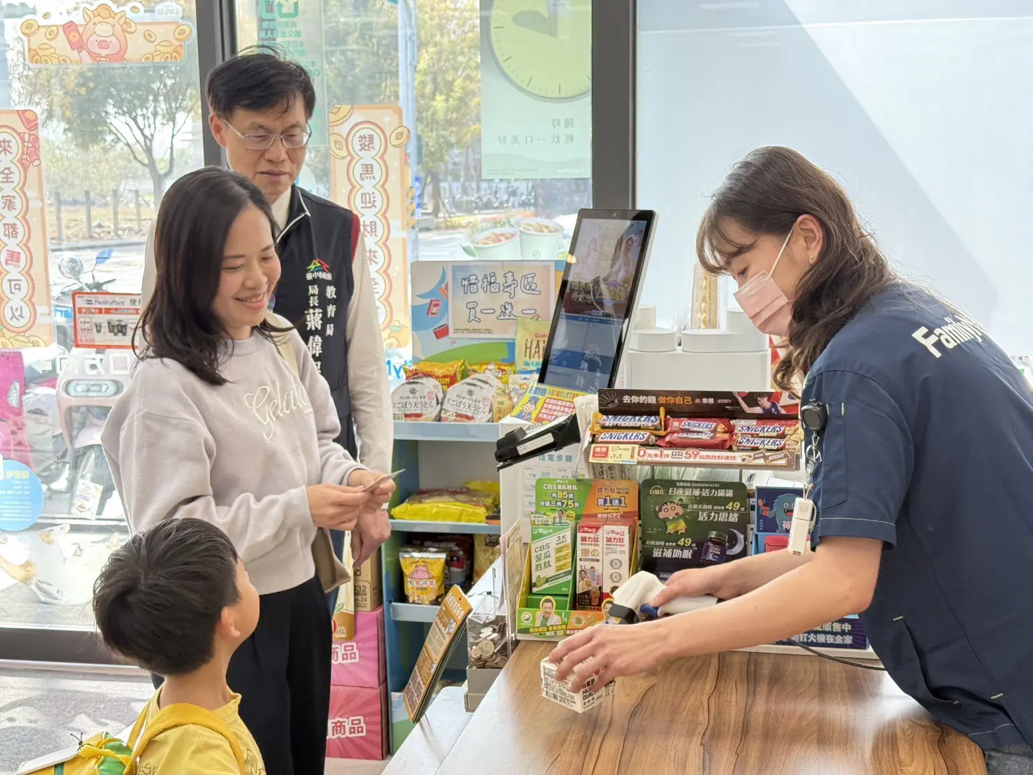 台中有鈣讚計畫上路首日 教育局長視察兌換流程 強調多元選擇、便民與食安 台中有鈣讚計畫上路首日 教育局長視察兌換流程 強調多元選擇、便民與食安