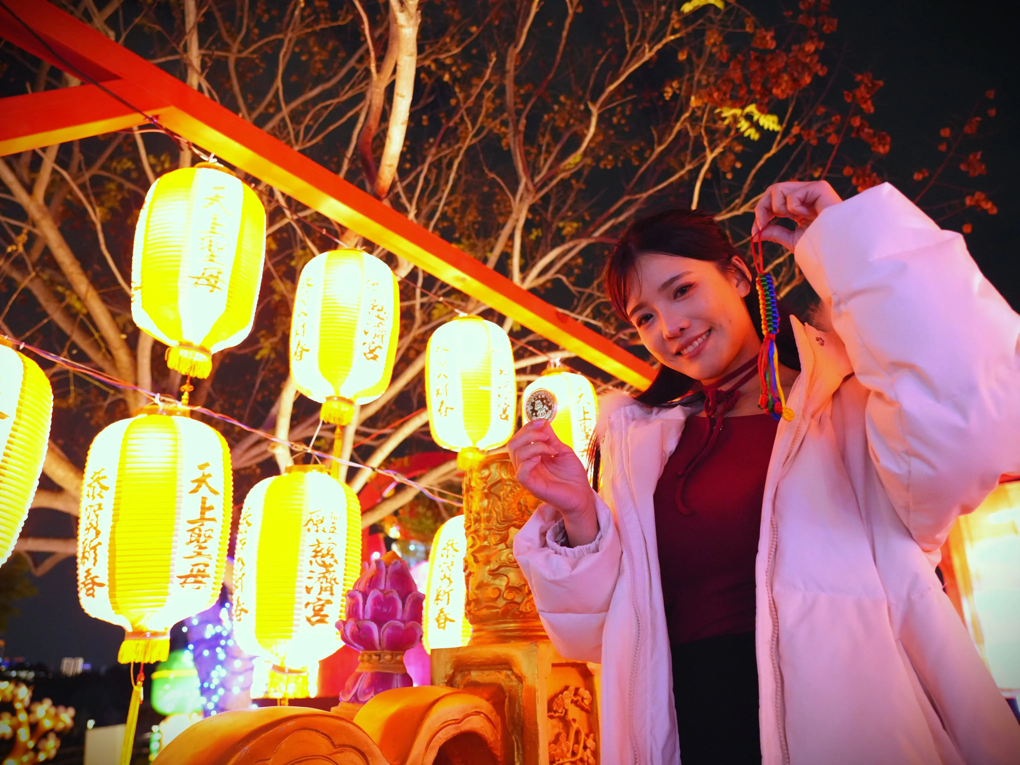 走一圈好運全收! 民政局幸福祈願村「媽祖童樂園」燈組超好拍 豐原慈濟宮加碼送錢母、月老姻緣繩 走一圈好運全收! 民政局幸福祈願村「媽祖童樂園」燈組超好拍 豐原慈濟宮加碼送錢母、月老姻緣繩