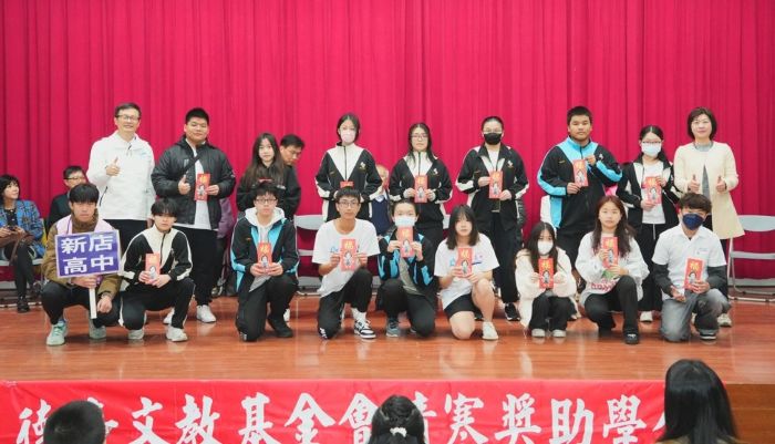 扶助大文山學子十年不歇 德音文教基金會頒獎助學金傳承愛 39 《圖說》教育局長張明文〈第二排左一〉到現場勉勵同學,同時感謝陳儀君董事長對教育的用心。〈德音文教基金會提供〉