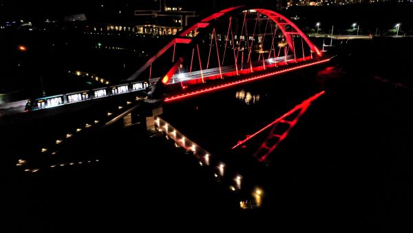 橋梁不只通勤 三鶯線鋼拱橋藏節慶彩蛋 27 《圖說》淡海輕軌藍海橋。〈捷運局提供〉