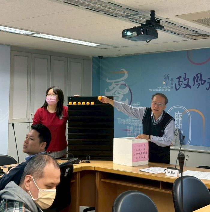 落實陽光透明 新北完成財產申報實質審查抽籤 9 《圖說》新北市政風處昨日辦理114年度財產申報實質審核公開抽籤活動,由副處長王文清主持。〈政風處提供〉