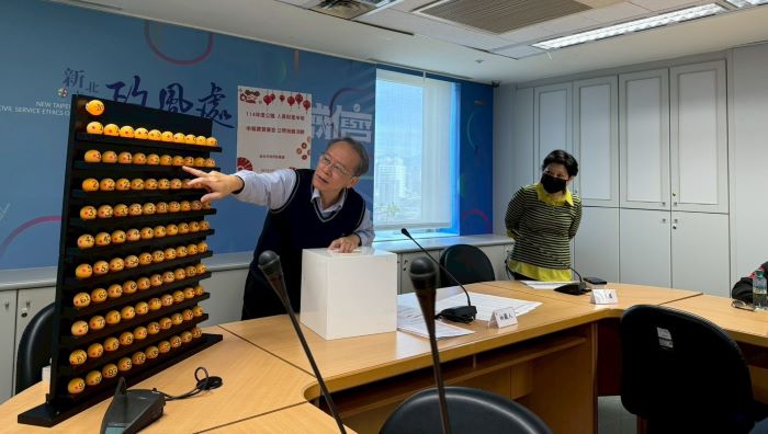 落實陽光透明 新北完成財產申報實質審查抽籤 10 《圖說》新北市114年度財產申報實質審核公開抽籤活動,此次列入抽籤之申報人計有101人,依10%比例抽出11人。〈政風處提供〉