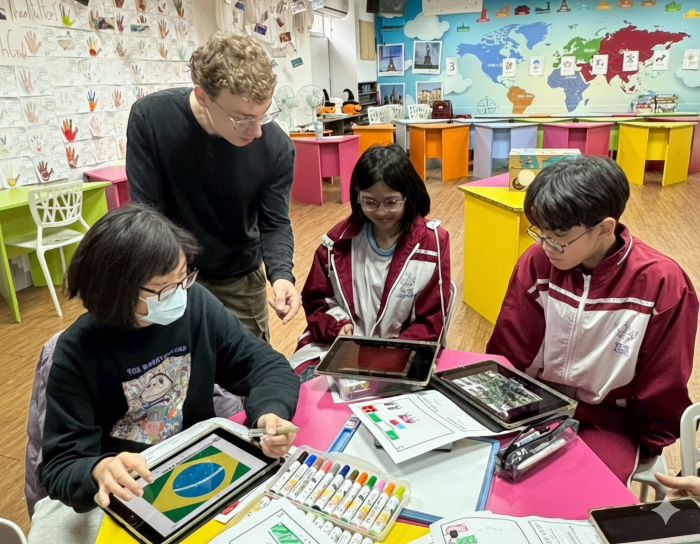 打造35校雙語學習環境 新北拓客任務英語營10年有成 34 《圖說》福營國中外師透過數位融入引導學生探索世界。〈教育局提供〉