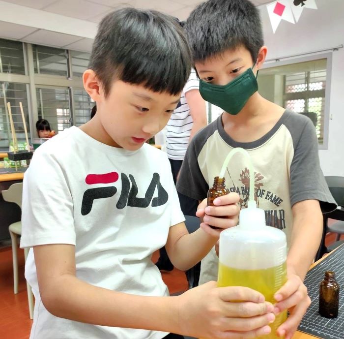 迎戰AI浪潮 新北家庭創客日推49場親子共作體驗 20 《圖說》小朋友合作調配營養液比例。〈教育局提供〉
