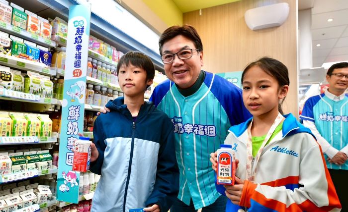 新北鮮奶幸福週上路 營養帶進生活寒暑假不打烊 41 《圖說》鮮奶幸福週的核心,是讓孩子與家長能夠方便領取、穩定補充營養。〈教育局提供〉