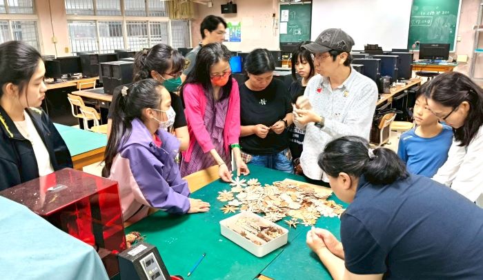 迎戰AI浪潮 新北家庭創客日推49場親子共作體驗 21 《圖說》教師向親子介紹雷切皮革永生花。〈教育局提供〉