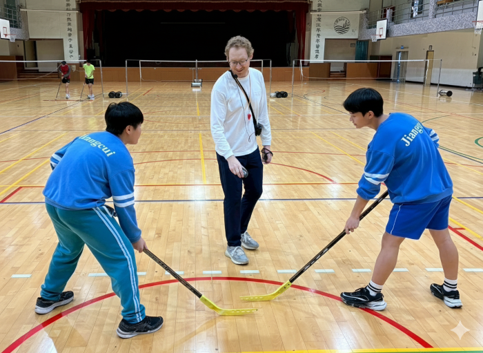打造35校雙語學習環境 新北拓客任務英語營10年有成 32 《圖說》江翠國中外師帶領學生體驗曲棍球活動。〈教育局提供〉