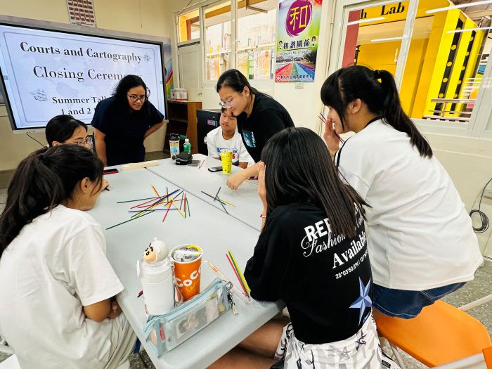 打造35校雙語學習環境 新北拓客任務英語營10年有成 33 《圖說》瑞芳國中外師與學生共同體驗桌遊。〈教育局提供〉