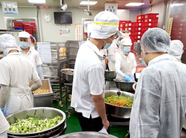 強化校園午餐把關 新北開學巡校從源頭到餐桌全面盤點 35 《圖說》新北市午餐品質聯合稽查小組至團膳工廠稽查。〈教育局提供〉