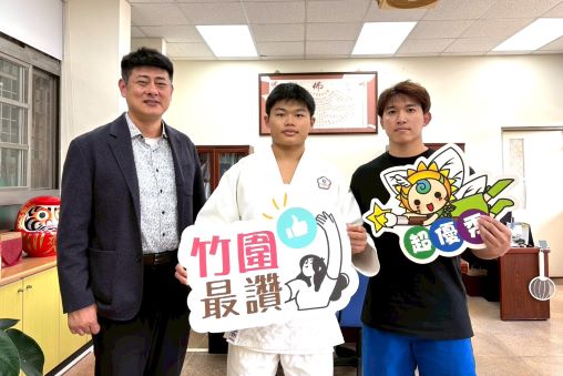 新北在地學子學測表現亮眼 滿級分11位頂標586位 6 《圖說》竹圍高中周宬糖獲選為青年國手 楊耀焜校長(左)、周宬糖(中)、郭峻源教練(右) 。〈教育局提供〉