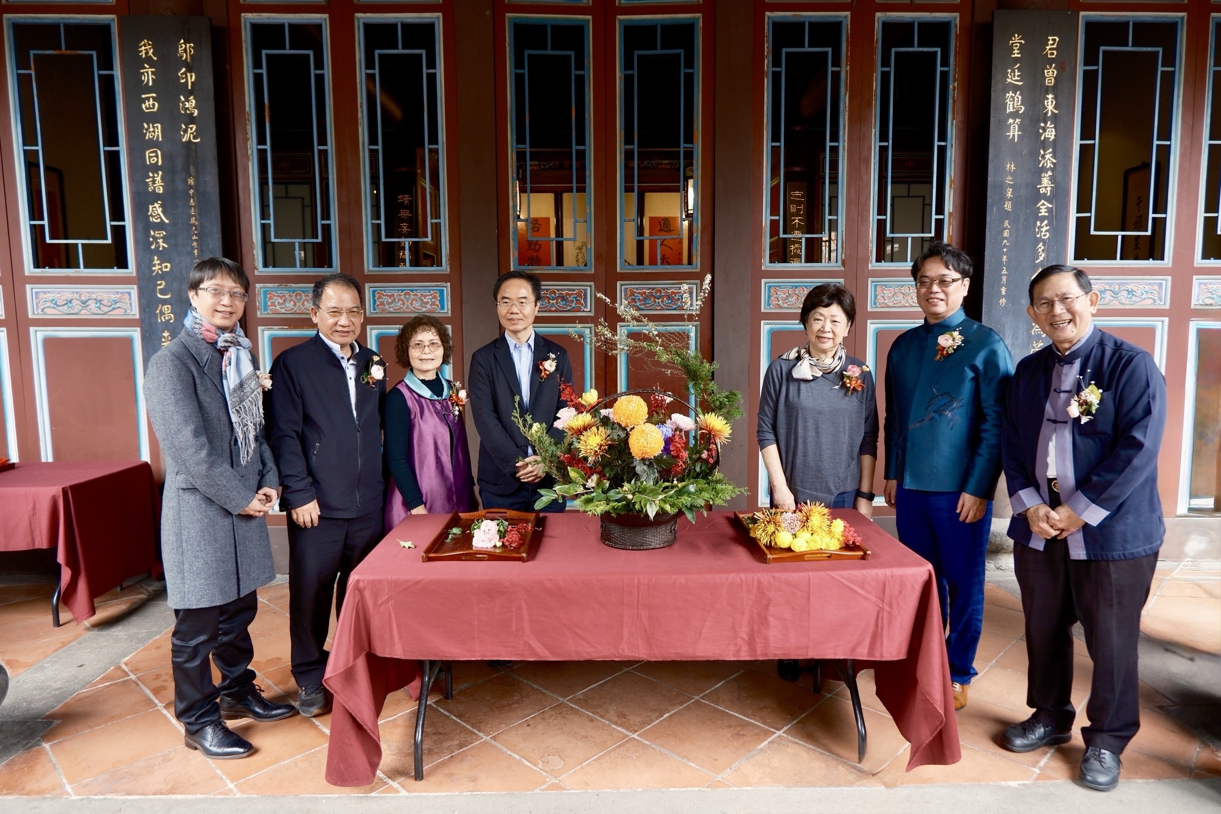 百年風華再現 「林光春色-春日花事」浪漫登場 5 《圖說》林本源園邸今日舉行「芳華再現.花語林園」插花特展開幕式,邀請民眾一同入園欣賞。〈文化局提供〉