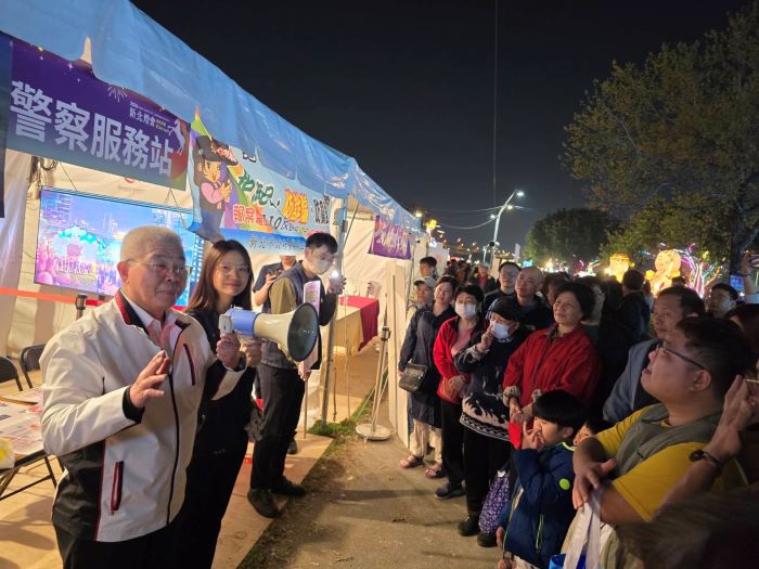 方仰寧慰勉新北燈會執勤同仁 化身宣導大使「識詐」 14 《圖說》新北市警察局長方仰寧親自走入警察服務站,向賞燈民眾宣導最新詐騙手法,化身「識詐」宣導大使。〈三重分局提供〉