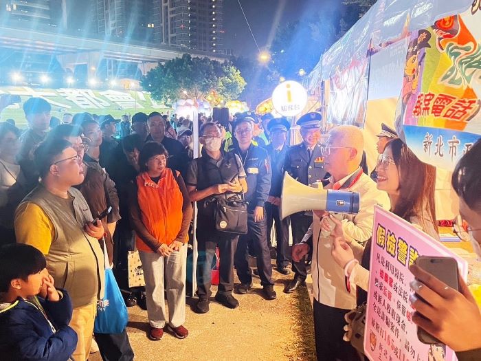 方仰寧慰勉新北燈會執勤同仁 化身宣導大使「識詐」 16 《圖說》方仰寧強調,檢警絕不會以電話辦案,更不會要求監管或轉移財產,只要電話中提到金錢監管,百分之百是詐騙,務必立即掛斷。〈三重分局提供〉