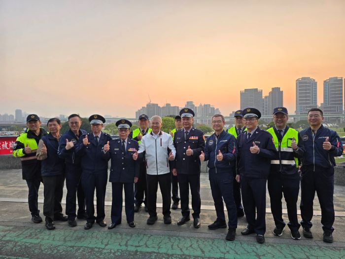 方仰寧慰勉新北燈會執勤同仁 化身宣導大使「識詐」 15 《圖說》方仰寧〈中〉慰勉三重分局機動派出所執勤同仁,感謝員警犧牲與家人團聚時光,堅守崗位守護市民安全。〈三重分局提供〉