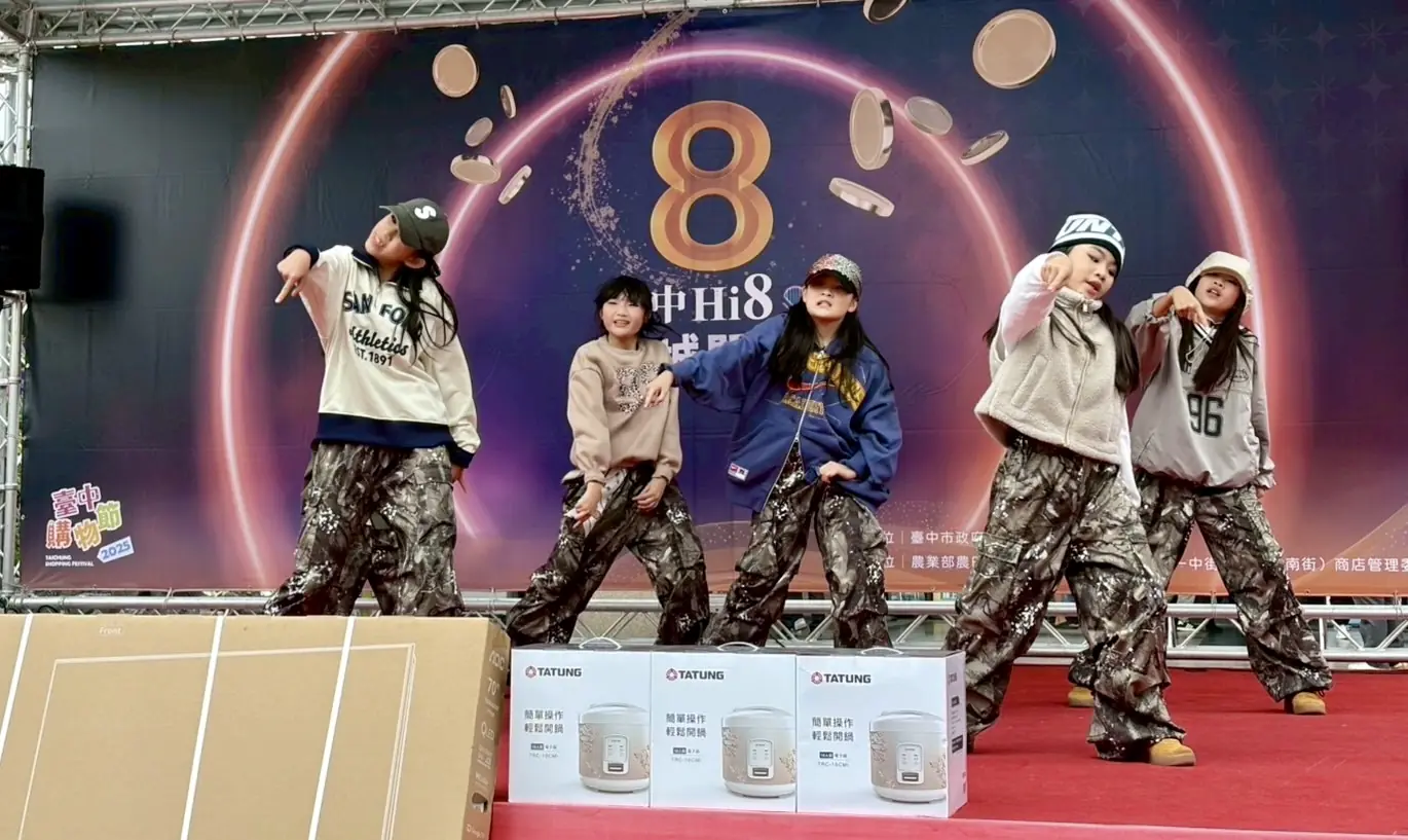 幫老婆買衣服中大獎! 台中「Hi8」一中街商圈抽出10名8萬8千元得主 幫老婆買衣服中大獎! 台中「Hi8」一中街商圈抽出10名8萬8千元得主