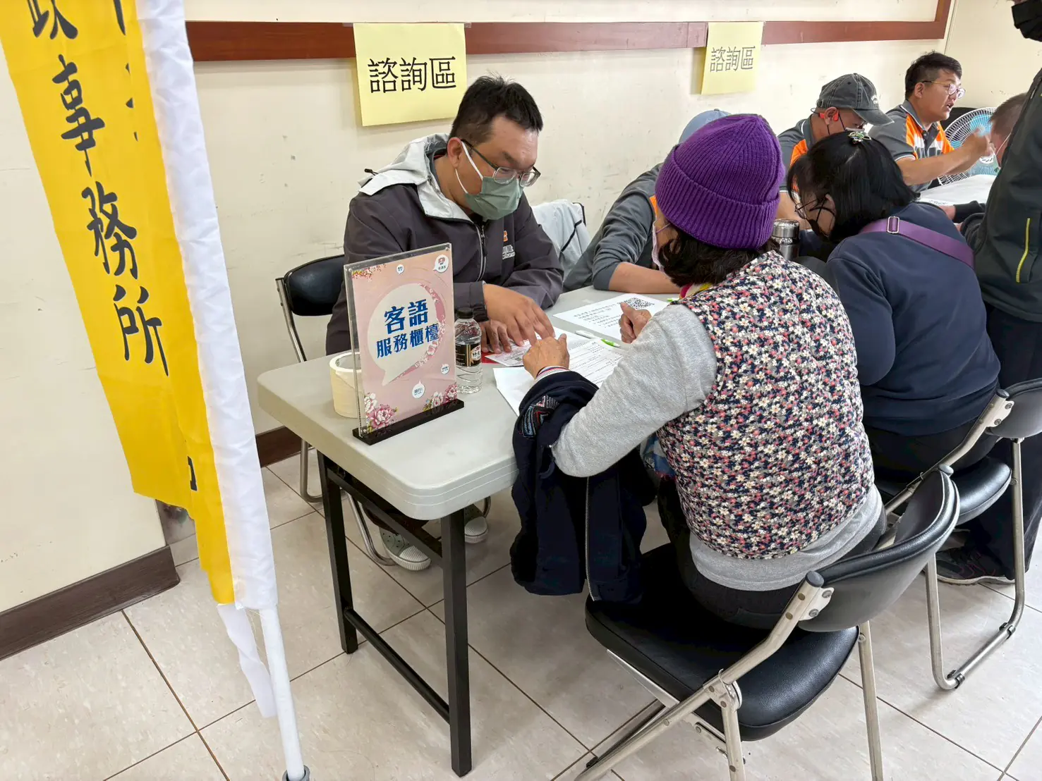 東勢地政重測宣導會 提供個別化客語諮詢服務、贈春聯溫馨迎馬年 東勢地政重測宣導會 提供個別化客語諮詢服務、贈春聯溫馨迎馬年