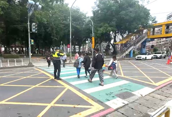 打造更安全上學路 板橋警結合社區力量強化護童 42 《圖說》板橋警國小護童專案勤務協調會,透過面對面討論盤整問題、凝聚共識,為新學期通學安全超前部署。〈板橋分局提供〉