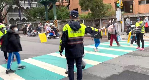打造更安全上學路 板橋警結合社區力量強化護童 41 《圖說》板橋警將防護機制內建於通學路線中,使保護效果不因勤務結束而中斷,也不因人力變動而打折。〈板橋分局提供〉