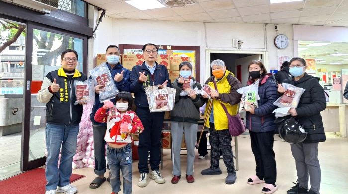 關懷弱勢 板橋公所攜手大觀書社送年菜傳溫情 16 《圖說》板橋區公所攜手大觀書社發送年菜關懷弱勢家庭。〈板橋公所提供〉