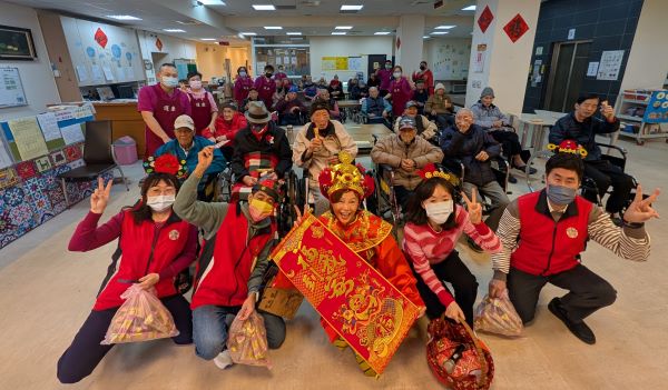 板橋榮家除夕送暖 陳桂美化身財神爺賀歲長輩笑開懷 6 《圖說》板橋榮家「財神策馬來報到,金銀財寶『馬』上有」賀歲活動,現場洋溢濃濃年味。〈板橋榮家提供〉