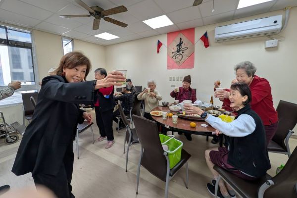 板橋榮家除夕送暖 陳桂美化身財神爺賀歲長輩笑開懷 8 《圖說》陳桂美主任向共享團圓飯長輩們舉杯互道祝福。〈板橋榮家提供〉