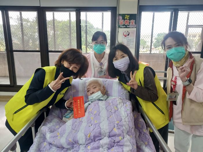 春節前夕慰問住院榮民 陳桂美親赴蘇澳及員山 36 《圖說》住院的榮民伯伯見到榮家主任親自到訪,宛如家人前來探望般感動。〈板橋榮家提供〉