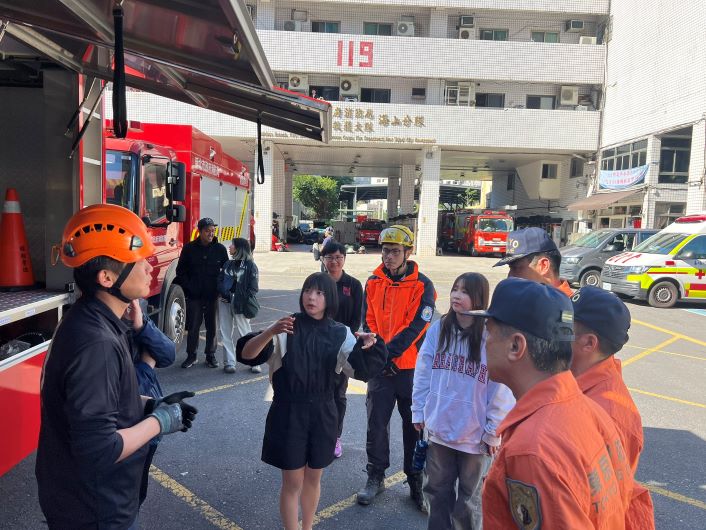 參訪新北消海山分隊 日本特搜教官分享工作熱忱 46 《圖說》日本教官全程專注觀摩。〈第一大隊提供〉