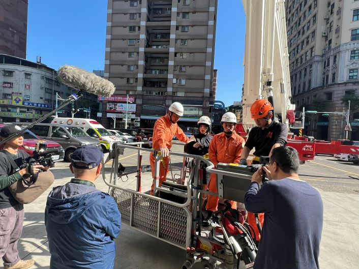 參訪新北消海山分隊 日本特搜教官分享工作熱忱 45 《圖說》日本東京消防廳特搜隊教官車輛器材配置及化災防範實務交流。〈第一大隊提供〉