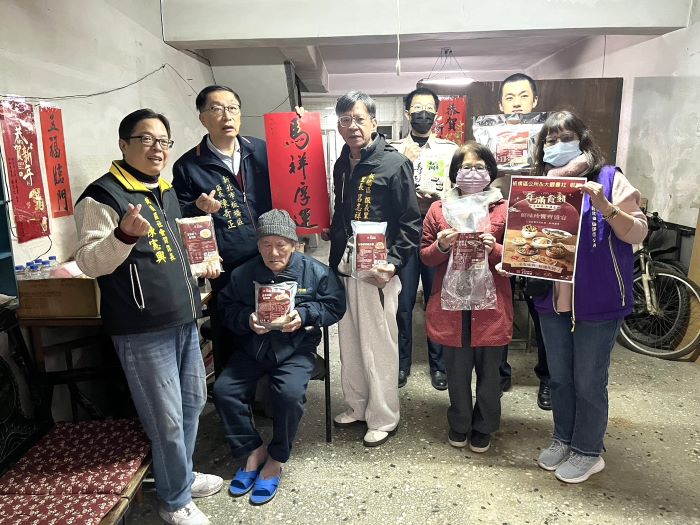 關懷弱勢 板橋公所攜手大觀書社送年菜傳溫情 15 《圖說》板橋區公所及振義里長(中)攜手大觀書社送年菜關懷獨居長者莊老伯伯(左3) 。〈板橋公所提供〉