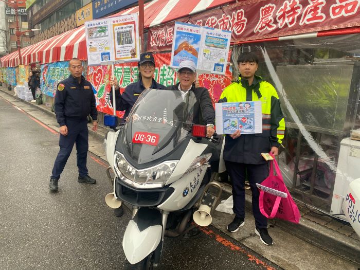 板橋警春節宣導勿酒駕、勿超速、勿闖紅燈 26 《圖說》板橋警宣導春節期間聚餐勿酒駕、行車勿超速、闖紅燈、汽機車要禮讓行人。〈板橋分局提供〉