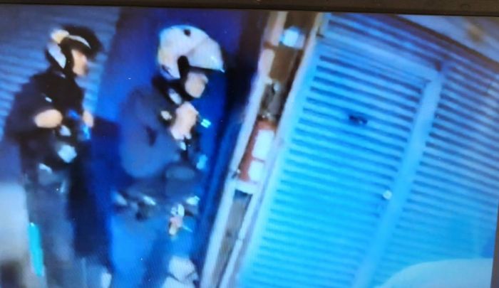 板橋警鷹眼佈天網 連環竊盜嫌栽了 23 《圖說》板橋警基於公共安全考量,立即通報攔截圍捕梁姓竊嫌。〈板橋分局提供〉