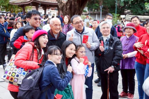 走春賞百年古蹟之美 林本源園邸二期修復完工今日開園 8 《圖說》國定古蹟林本源園邸於今日大年初二開園,市長侯友宜前往林本源園邸發放馬年福袋。〈文化局提供〉