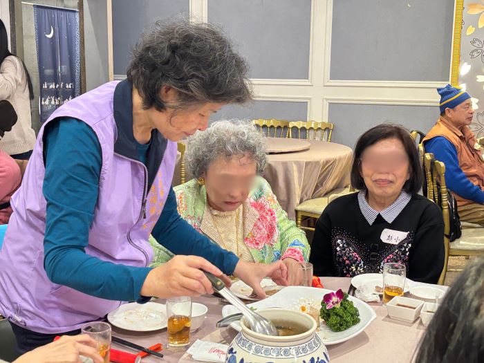 佳餚暖胃更溫暖心房 林口獨居長輩圍爐迎新春續航16載 51 《圖說》志工們在圍爐中與長輩們寒暄與貼心夾菜。〈林口公所提供〉