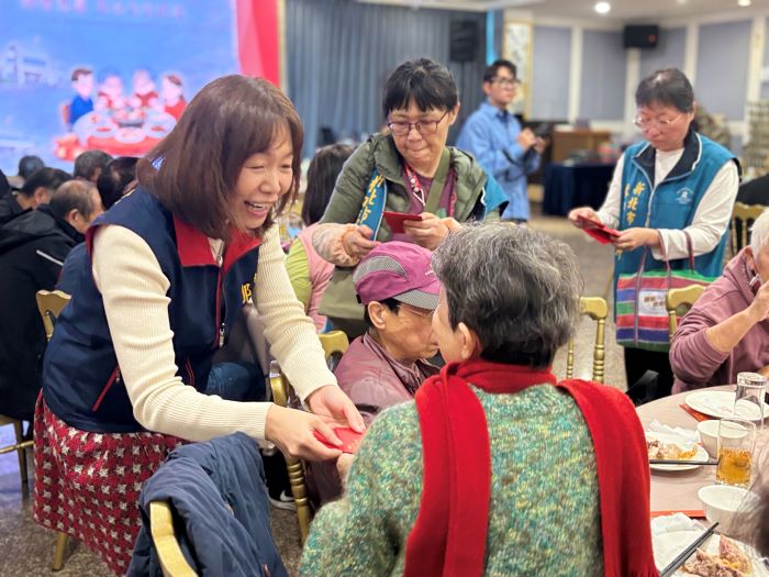 佳餚暖胃更溫暖心房 林口獨居長輩圍爐迎新春續航16載 50 《圖說》鄭淑敏區長逐桌與長輩致意並發放善心人士蔡先生與侯市長馬年紅包。〈林口公所提供〉