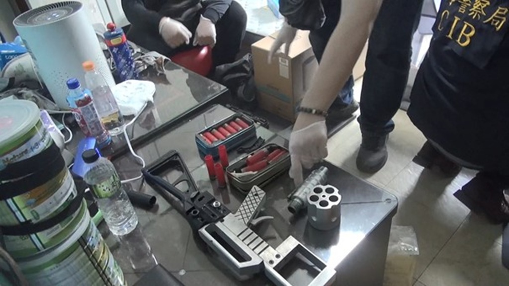 罕見「左輪散彈槍」現蹤 中市警刑大跨縣市破非法槍械案 罕見「左輪散彈槍」現蹤 中市警刑大跨縣市破非法槍械案