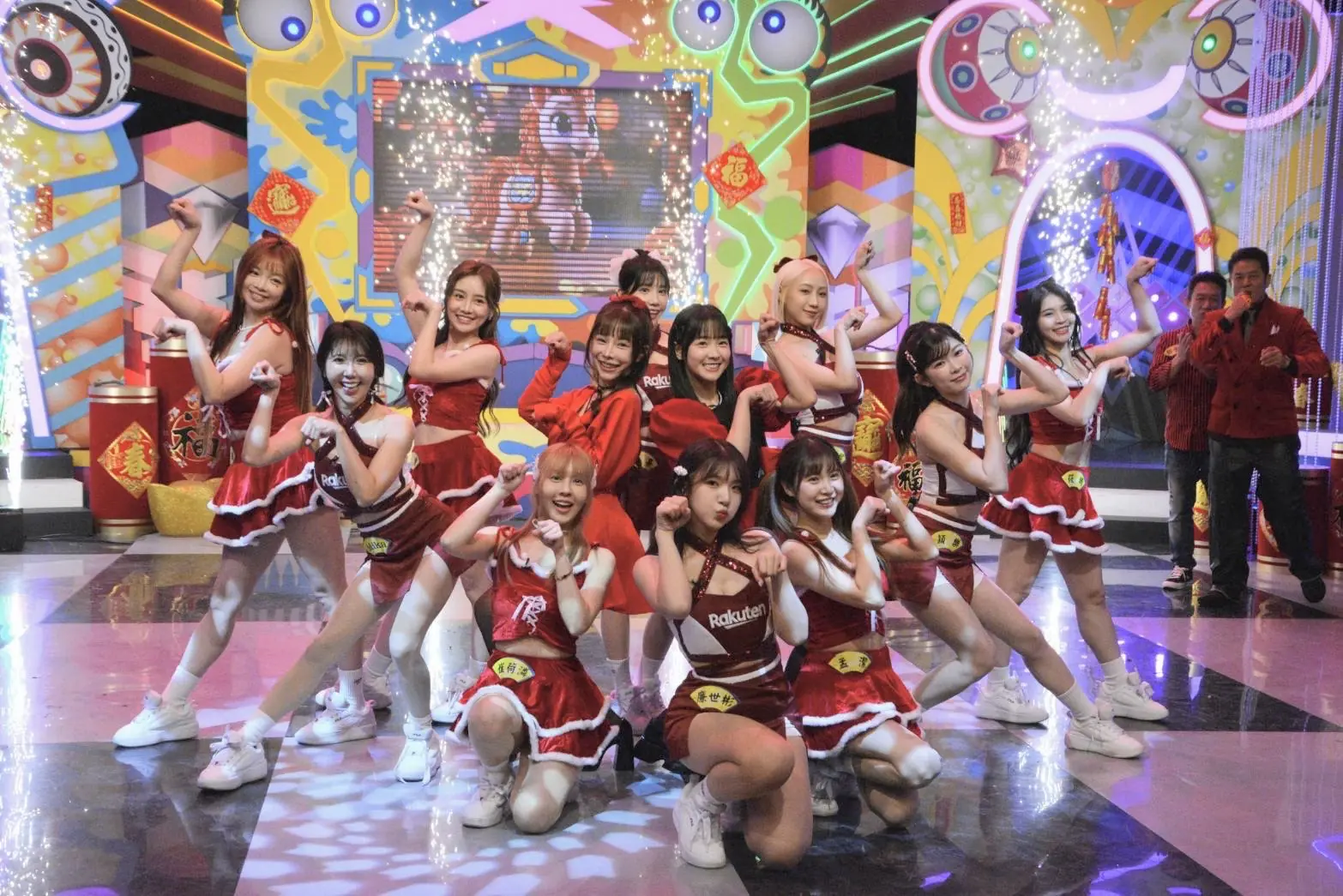 華視除夕《神馬攏賀添財衝衝衝》兩老頂元寶甩計步器大車拚 華視除夕《神馬攏賀添財衝衝衝》兩老頂元寶甩計步器大車拚