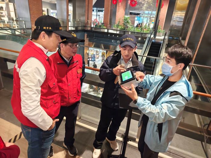 年貨採買高峰將至 新北春節前全面啟動百貨稽查 42 《圖說》副市長朱惕之、消防局長陳崇岳關心聯合稽查重點項目。〈消防局提供〉