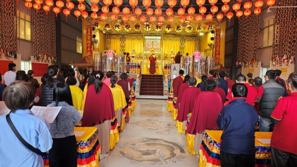 世界佛教正心會新春祈福法會 祈願國泰民安吉祥如意 4 《圖說》世界佛教正心會2026年新春祈福法會,該會指導金剛上師恆性嘉措仁波且帶領弟子誦經祈福。〈佛教正心會提供〉