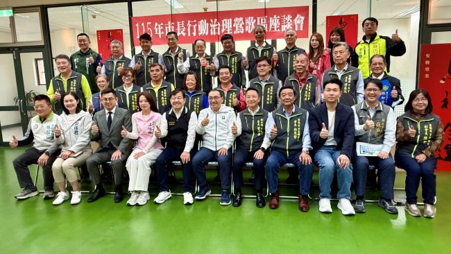 行動治理前進三鶯 侯:感謝里長衝鋒陷陣讓新北越來越好 11 《圖說》侯友宜市長與鶯歌里長合影。〈民政局提供〉