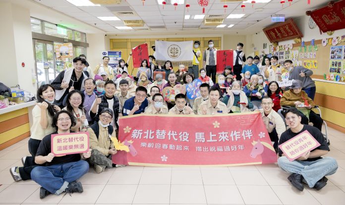 紙藝互動暖心相伴 新北替代役青年陪長者迎春納福 10 《圖說》新北替代役及備役役男與志工今日前往深坑區健順安養中心公益活動,陪伴長者及身心障礙者提前賀歲,迎接春節到來。〈民政局提供〉