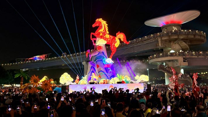 新北燈會攝影賽徵件 專家業餘、傳統創新隨拍隨投 53 《圖說》主燈秀璀璨奪目的主燈秀。〈民政局提供〉