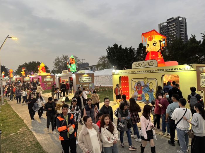 新北燈會600份文創品限量送 元宵加碼金馬舞錢 15 《圖說》祈福列車強勢回歸新北燈會, 吸引滿滿賞燈祈福人潮。〈民政局提供〉