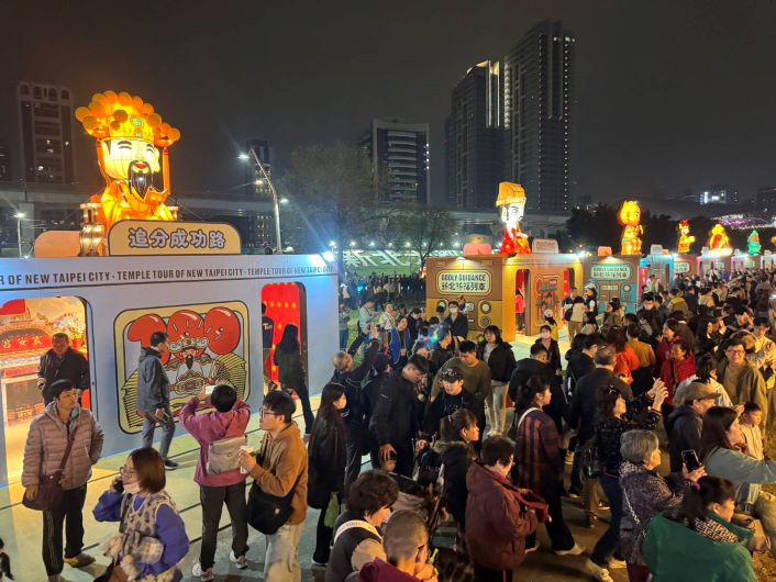 紅寶馬昂首奔騰 新北燈會璀璨登場 奇幻場景好運啟程 11 《圖說》燈會首次與宮廟合作推出「馬上開運」祈福列車,邀請神尊駐駕聯合賜福。〈民政局提供〉