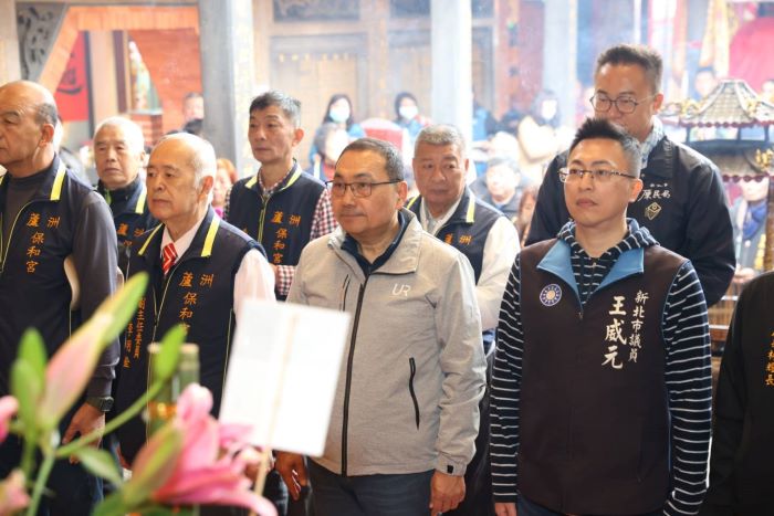 大年初二蘆洲祈福參拜 侯友宜邀出外賞燈踏青走春 29 《圖說》侯友宜接續前往市定古蹟保和宮參拜「神醫」保生大帝,祈求市民健康平安、市政順利。〈民政局提供〉