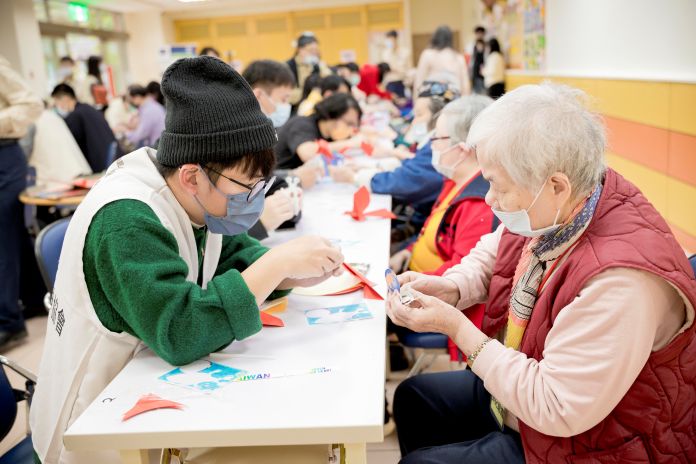 紙藝互動暖心相伴 新北替代役青年陪長者迎春納福 12 《圖說》折紙祝福活動採取「一對一陪伴」方式,讓每位參與者皆能獲得適切協助與關懷。〈民政局提供〉