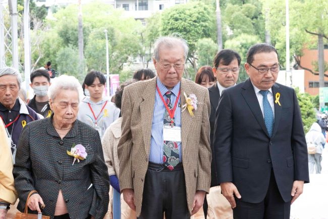 新北悼念二二八79周年 侯:盼團結台灣傳承和平信念 12 《圖說》市長侯友宜率市府團隊,與新北市二二八總會理事長洪顯詔及受難者家屬一起默哀、獻花,後排右一民政局長林耀長。〈民政局提供〉